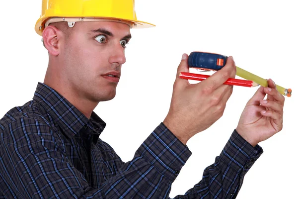 Um trabalhador da construção impressionado com seu medidor . — Fotografia de Stock