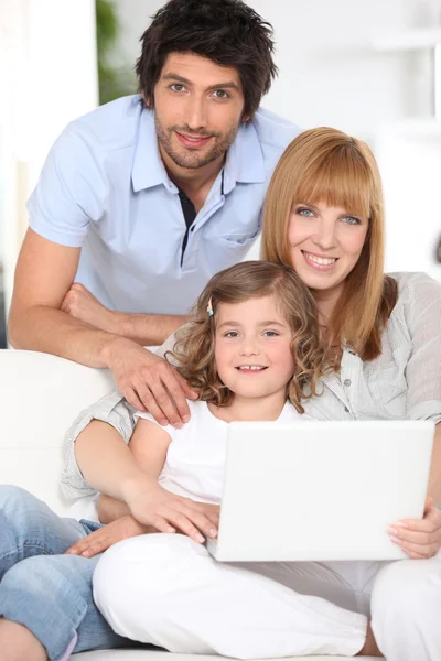 Föräldrar och dotter med bärbar dator — Stockfoto