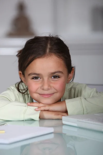 Schattig klein meisje haar huiswerk — Stockfoto