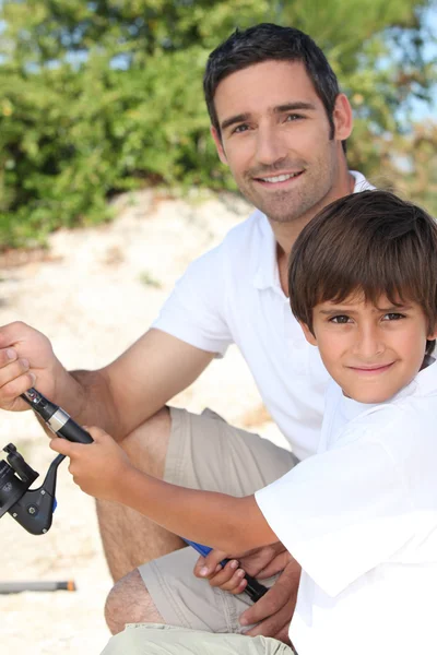 Pai e filho dishing — Fotografia de Stock