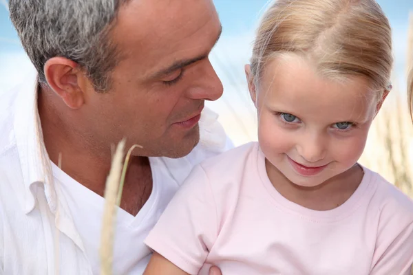 Father and daughter at the seaside — Stock Photo, Image