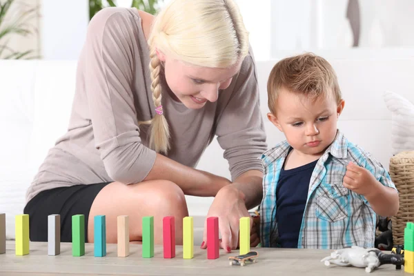 A mother playing with her 3-4 years old son — Stock Photo, Image