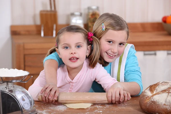 Systrar bakning i köket — Stockfoto