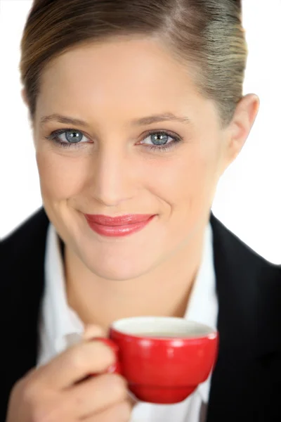 Donna d'affari in possesso di tazza di caffè — Foto Stock