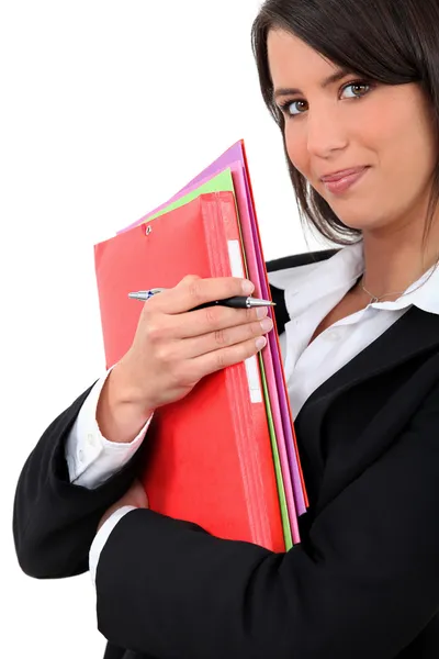 Молода бізнес-леді тримає папки — стокове фото