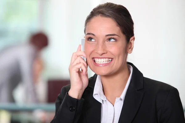 Podnikatelka na telefon s úsměvem. — Stock fotografie