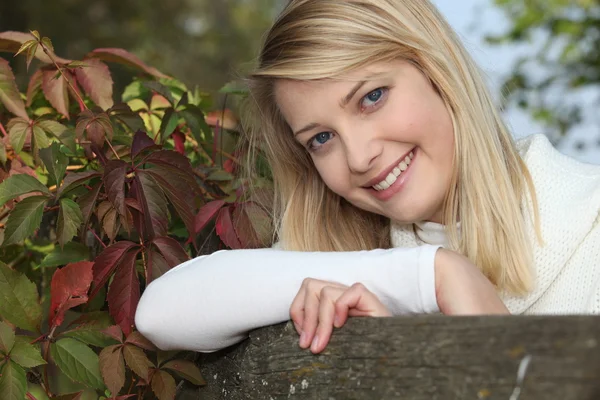 Blond modell i en park. — Stockfoto