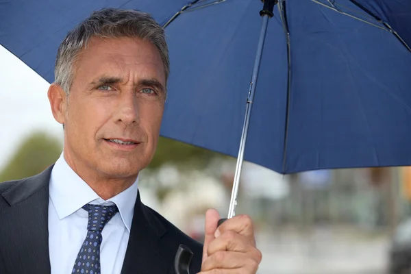 Homme d'affaires avec un parapluie — Photo