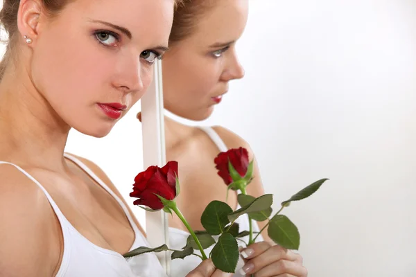 Wunderschönes Modell mit einer roten Rose — Stockfoto