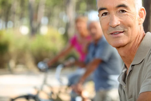 Grootvader op fiets buitenshuis — Stockfoto