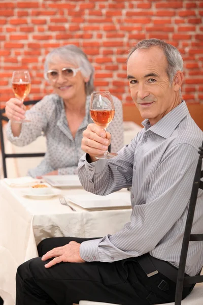 祝酒的老年夫妇 — 图库照片