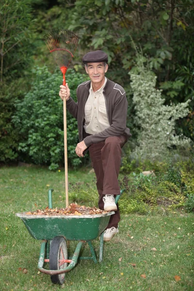 Jardinier avec brouette — Photo