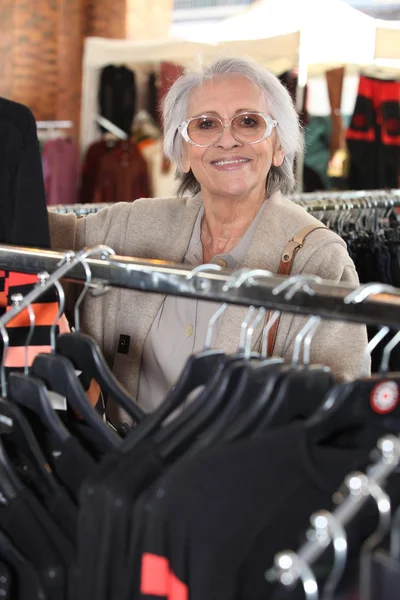 Femme âgée faisant du shopping — Photo