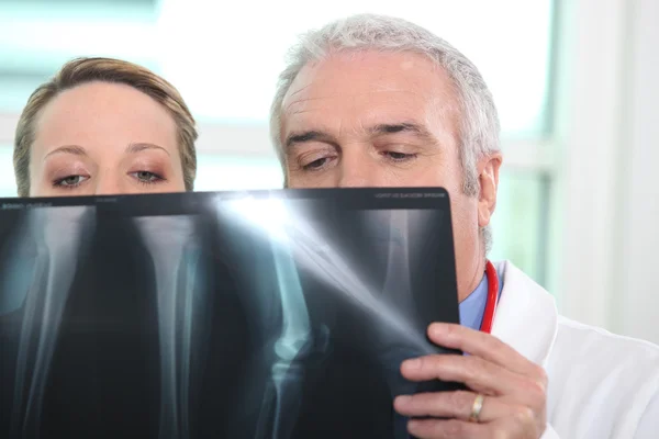 Dwóch lekarzy, patrząc na zdjęcie rentgenowskie — Zdjęcie stockowe