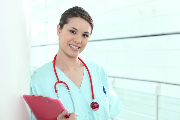 Medische professional met een Klembord — Stockfoto