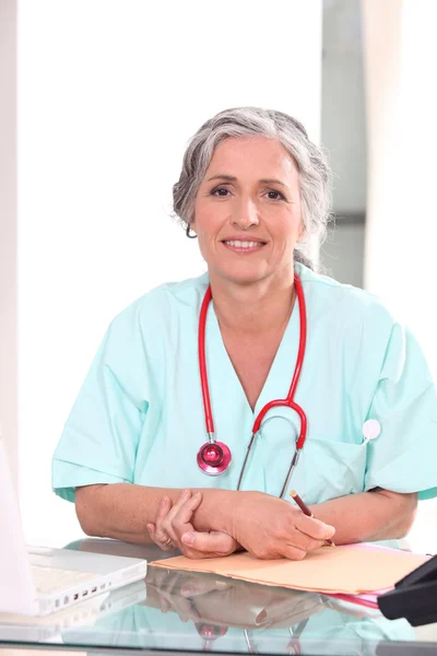 Enfermera mayor —  Fotos de Stock