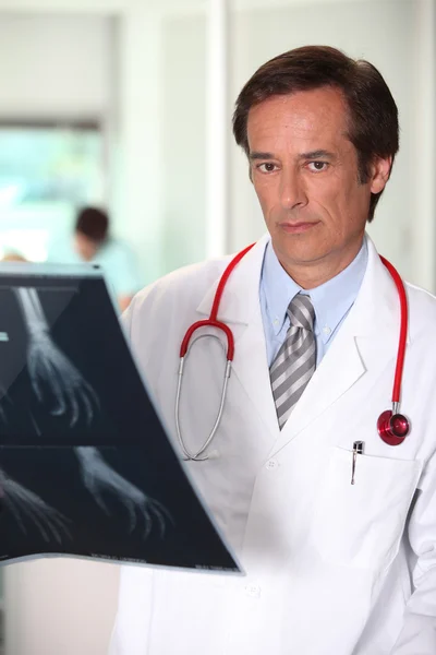 Dokter met stethoscoop en röntgenfoto — Stockfoto