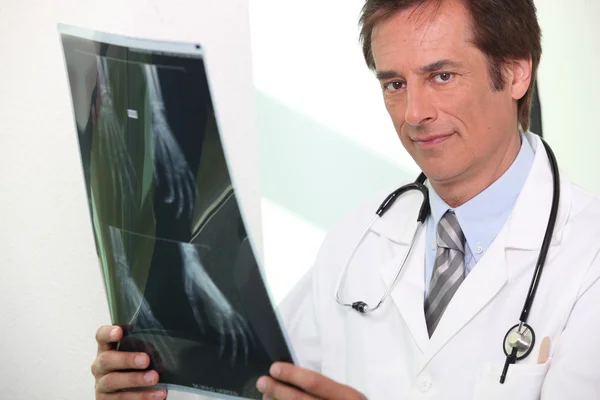 Médico segurando radiografia — Fotografia de Stock