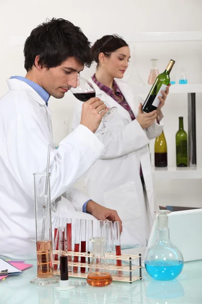 Prueba de vino en un laboratorio — Foto de Stock