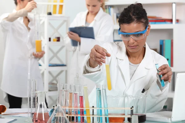 Medicinsk arbetare att göra tester i ett laboratorium — Stock fotografie