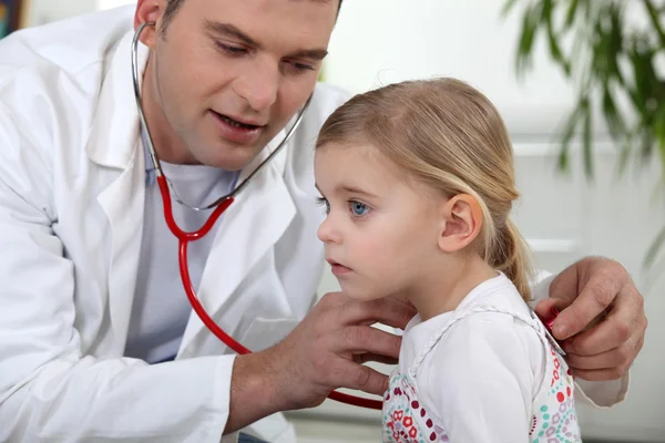 Доктор с маленькой девочкой — стоковое фото