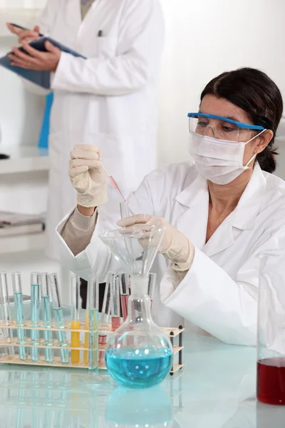 Dos científicos en laboratorio — Foto de Stock