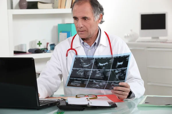 Γιατρός που εισέρχονται το x-ray αποτελέσματα στη βάση δεδομένων του — Φωτογραφία Αρχείου