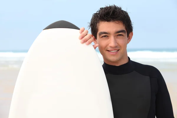 Surfer mit seinem Brett — Stockfoto