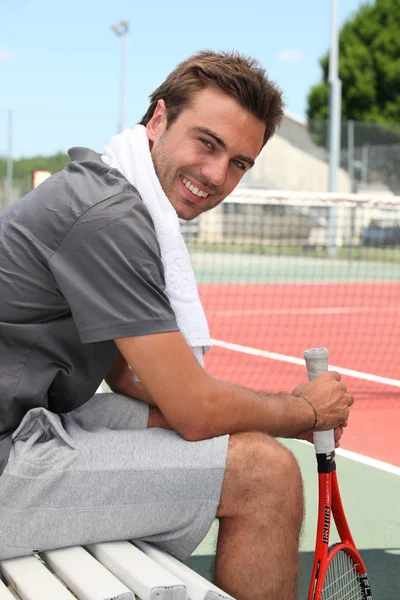 Bankta oturan tenisçi — Stok fotoğraf
