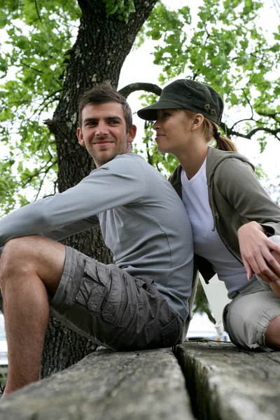 Par vandrare som sitter på ett bord utomhus — Stockfoto