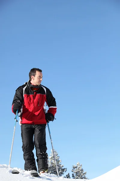 Um homem esquiando — Fotografia de Stock