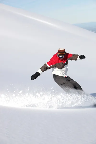 Bir yamaç sürgülü snowboarder — Stok fotoğraf