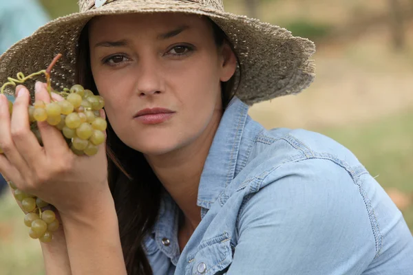 Frau mit Weintrauben — Stockfoto
