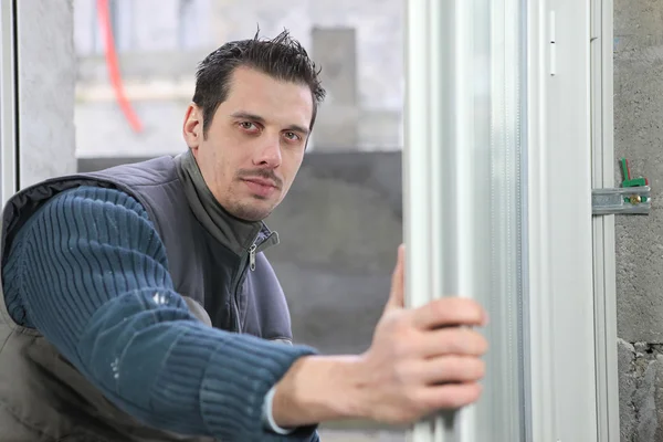 Homem instalando janelas — Fotografia de Stock