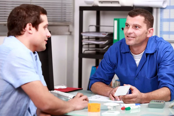 Customer in an electrician's office — Stock Photo, Image