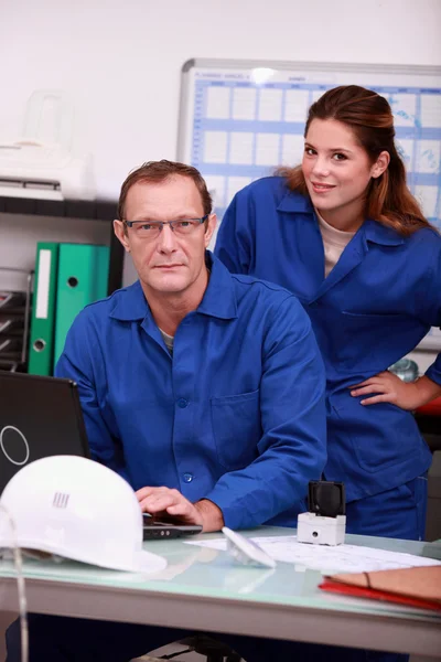 Workers looking up parts on the internet — Stock Photo, Image