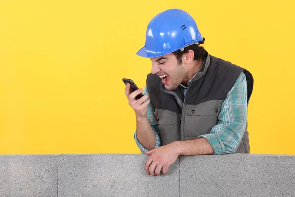 Construtor gritando seu celular — Fotografia de Stock