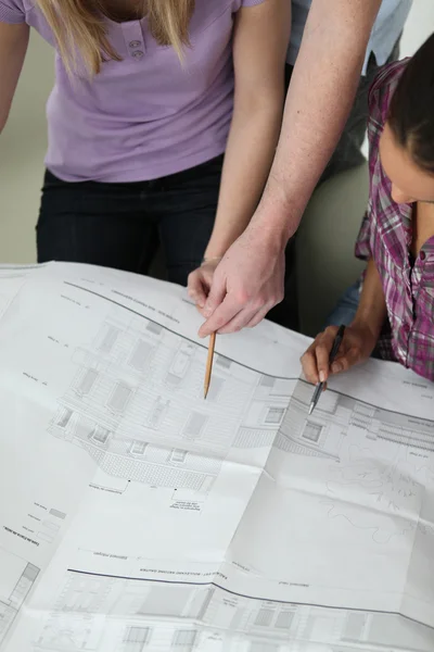Coworkers discutere piani architettonici — Foto Stock