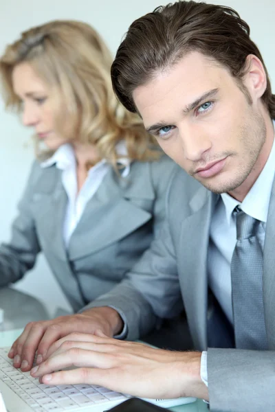 Zakenman en vrouw op de computer — Stockfoto