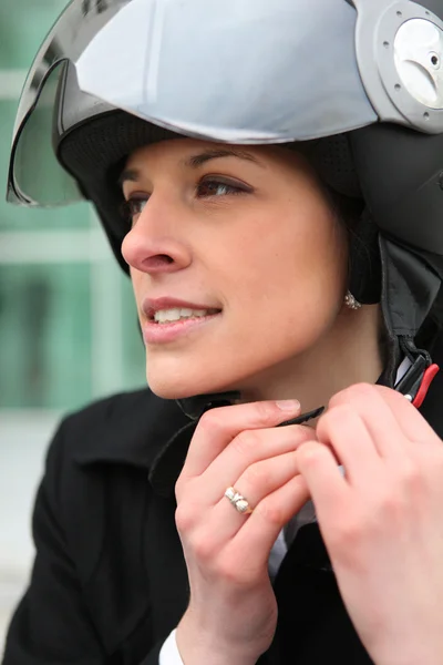 Женщина застегивает мотоциклетный шлем — стоковое фото