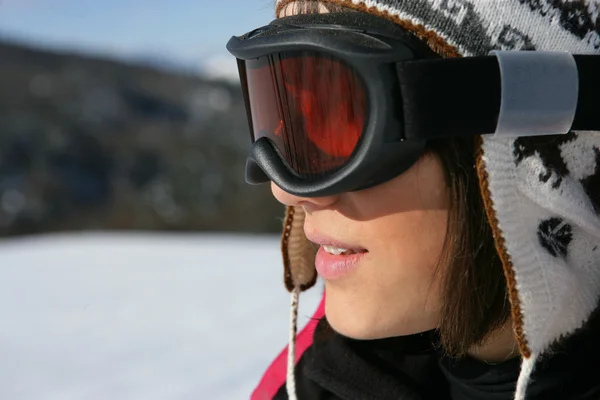 Mädchen im Teenager-Alter beim Skifahren Stockbild