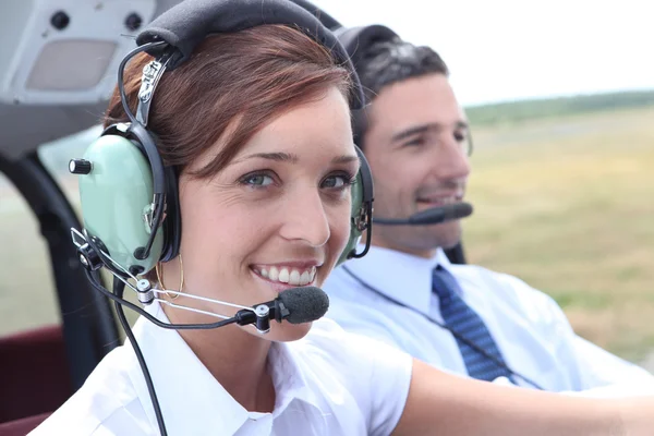 Жінка-пілот легкого літака — стокове фото