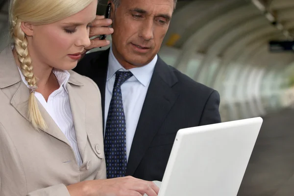 Geschäftsmann und sein Assistent auf Geschäftsreise — Stockfoto