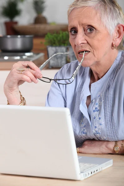 Förvirrad gammal dam med laptop — Stockfoto