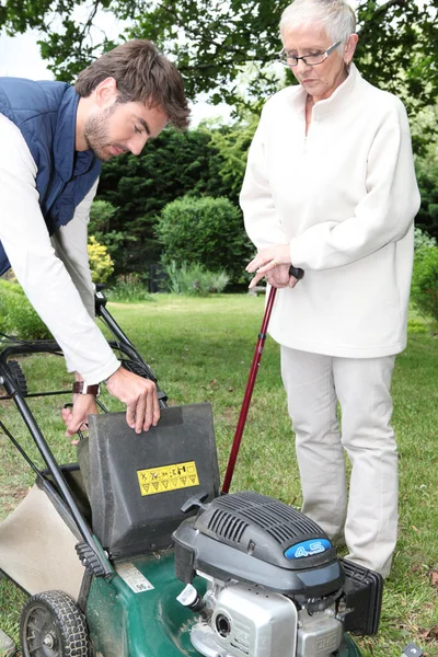 Young man gardening with older woman — Stock Photo, Image