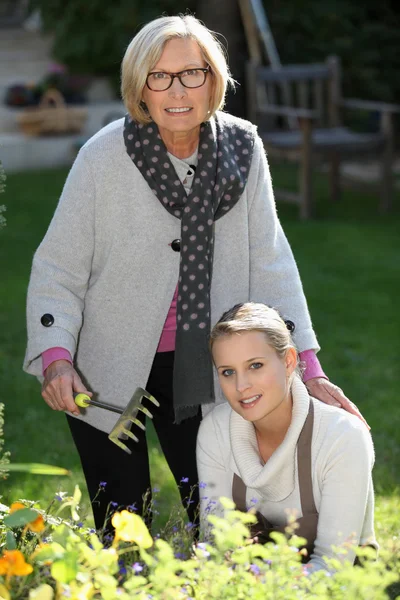 Moeder en dochter tuinieren — Stockfoto