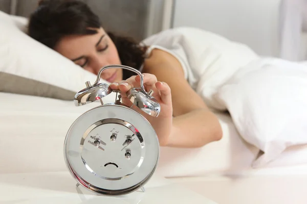 Женщина выключает будильник — стоковое фото