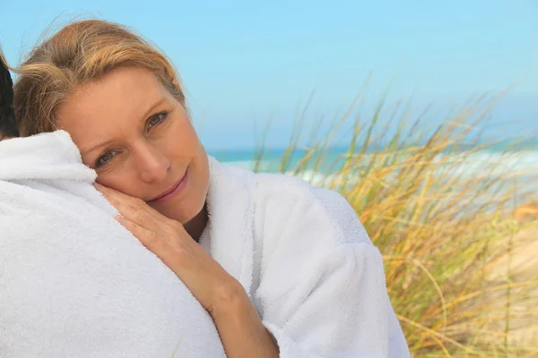 Mujer relajándose junto al mar —  Fotos de Stock
