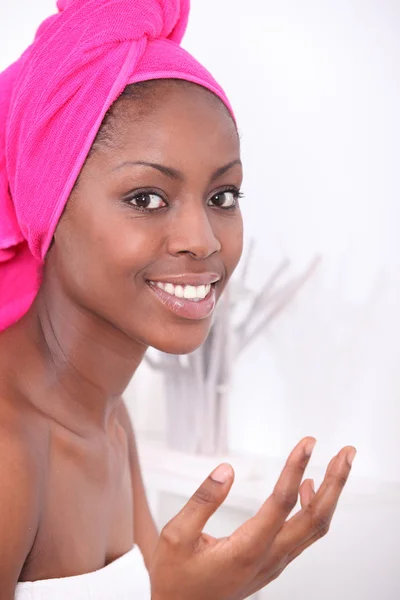 Woman in bathroom, drying hair — Stock Photo, Image