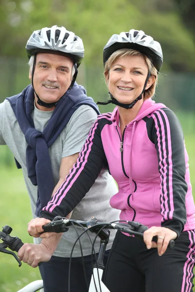 Couple aîné faisant une balade à vélo — Photo